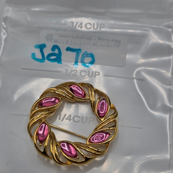 Trifari Womens Gold Tone Pink Glass Jelly Brooch Pin Beauty Fashion 1.5"X1.5" - Picture 7 of 7